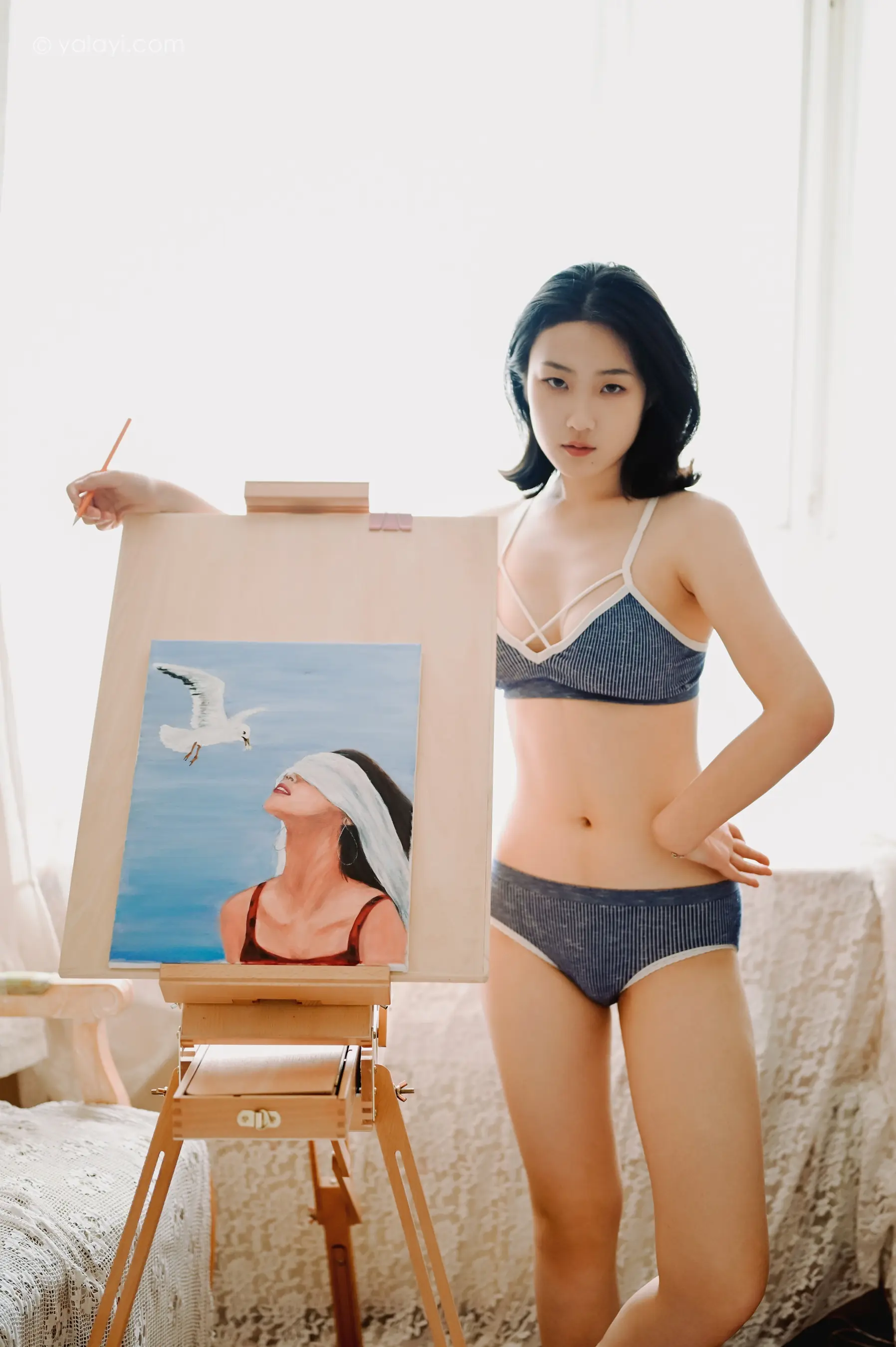 作画的女孩